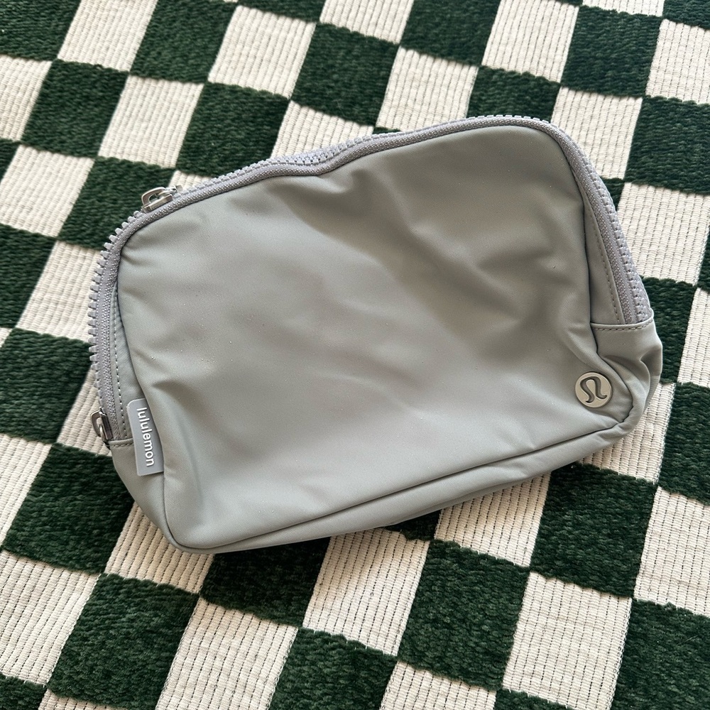 Lululemon Everywhere Belt Bag Large 2L - Light Grey